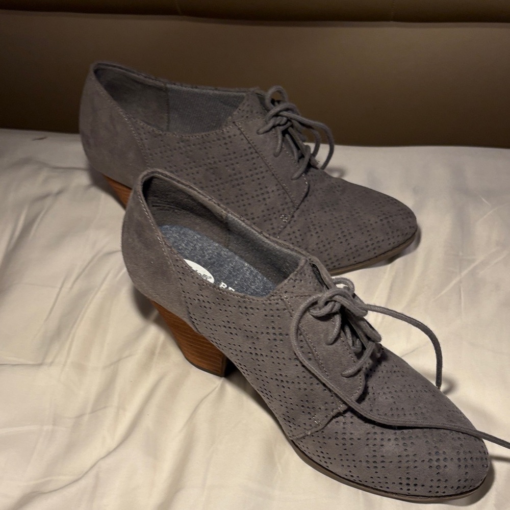 Dr. Scholl's Gray Perforated Heels - Picture 4 of 5